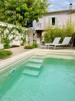 Mazet avec piscine, parking et clim dans le centre